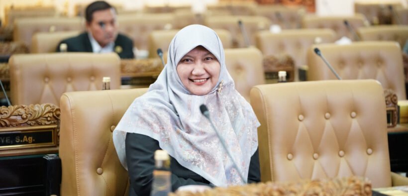 Ketua Fraksi PKS DPRD Jatim, Lilik Hendarwati, blak-blakan nyentil pemborosan yang terjadi dimana AC dan lampu yang tetep nyala