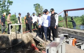 Bupati Probolinggo, Mohammad Haris (Gus Haris), baru saja turun gunung meninjau progres perbaikan pintu dam kraksaan yang jebol