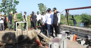 Dam Kraksaan Jebol: Gara-Gara Umur atau Buang Sampah?