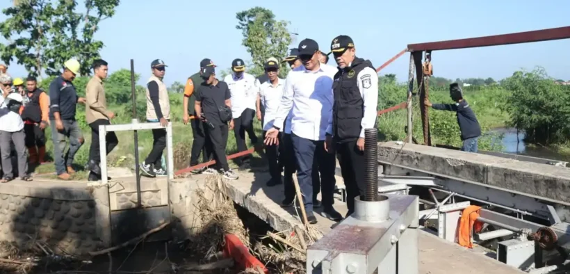 Bupati Probolinggo, Mohammad Haris (Gus Haris), baru saja turun gunung meninjau progres perbaikan pintu dam kraksaan yang jebol