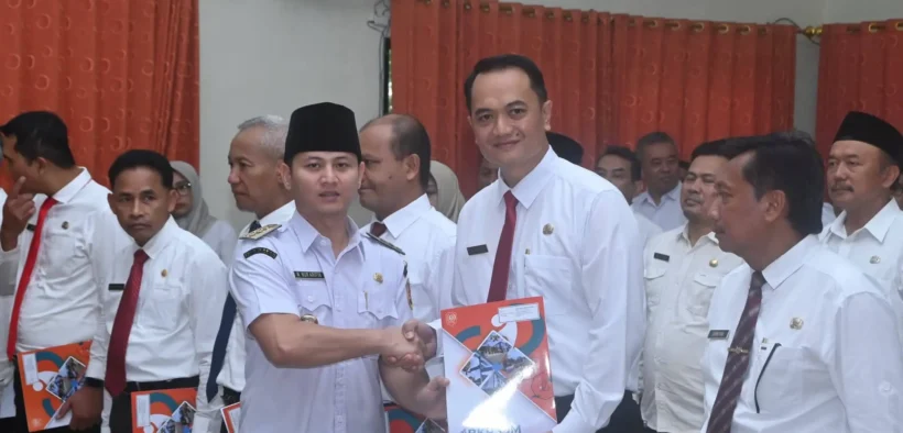 Bupati Trenggalek Mochamad Nur Arifin melantik dan mengambil sumpah delapan Pejabat Tinggi Pratama serta satu Direktur Perumda Tirta Wening
