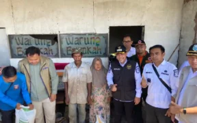 Bupati Probolinggo Mohammad Haris meninjau langsung progres perbaikan rumah warga terdampak bencana di Desa Matekan, Kecamatan Besuk