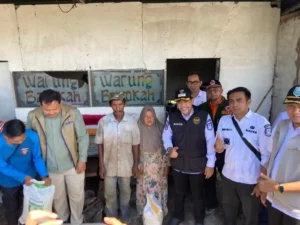 Bupati Probolinggo Tinjau Perbaikan Rumah Terdampak Bencana di Besuk