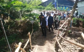 Bupati Probolinggo Mohammad Haris meninjau perbaikan jalan dan jembatan rusak di Kotaanyar, memastikan penanganan cepat dan desain tahan bencana.