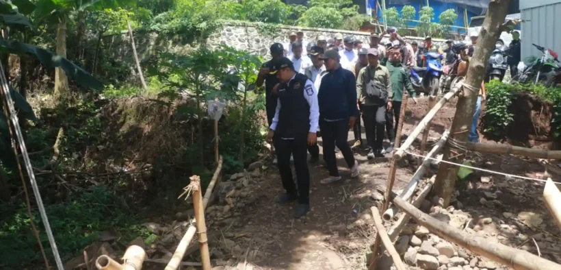 Bupati Probolinggo Mohammad Haris meninjau perbaikan jalan dan jembatan rusak di Kotaanyar, memastikan penanganan cepat dan desain tahan bencana.