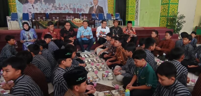Pemerintah Kota Malang mulai menguji coba program Makan Bergizi Gratis (MBG) dengan sistem prasmanan di MIN 2 Kota Malang sejak 2 Januari 2026