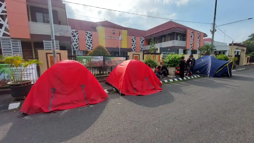 Protes Tambang Ilegal Probolinggo, Aktivis Dirikan Tenda di Depan Polres