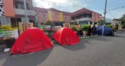 Tolak Tambang Ilegal, Sejumlah aktivis lingkungan memilih cara yang tak biasa dengan mendirikan tenda tepat di depan Mapolres Probolinggo Kota