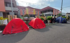 Tolak Tambang Ilegal, Sejumlah aktivis lingkungan memilih cara yang tak biasa dengan mendirikan tenda tepat di depan Mapolres Probolinggo Kota