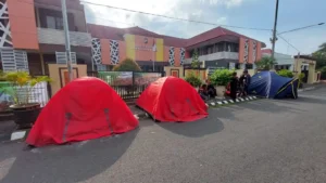 Protes Tambang Ilegal Probolinggo, Aktivis Dirikan Tenda di Depan Polres
