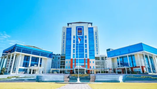 Kampus "Rumah Para Juara", Universitas Negeri Surabaya (Unesa), beneran lagi di atas angin! Dalam seleksi SNBP 2026,