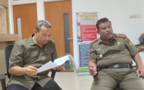 Satpol PP Kota Batu mengambil langkah tegas dengan melarang destinasi wisata Mikutopia untuk beroperasi sementara waktu