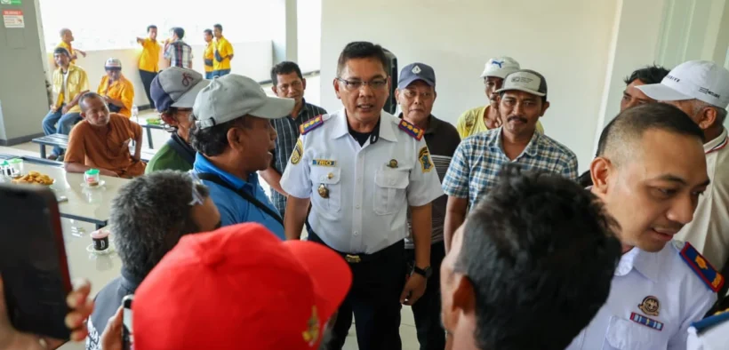 Pemerintah Kota Surabaya melalui Dinas Perhubungan (Dishub) langsung turun tangan melakukan mediasi dengan pemilik angkutan kota (lyn)