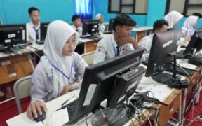 Hari pertama pelaksanaan Tes Kemampuan Akademik (TKA) SMP 2026 di Kota Surabaya berjalan lancar dan kondusif.