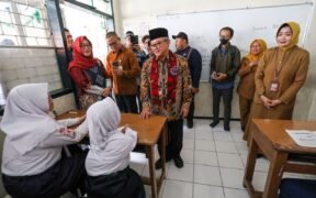 Mendikdasmen Pantau TKA di Surabaya, Siswa Antusias: Soal Relatif Mudah