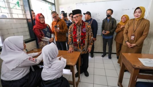 Mendikdasmen Pantau TKA di Surabaya, Siswa Antusias: Soal Relatif Mudah