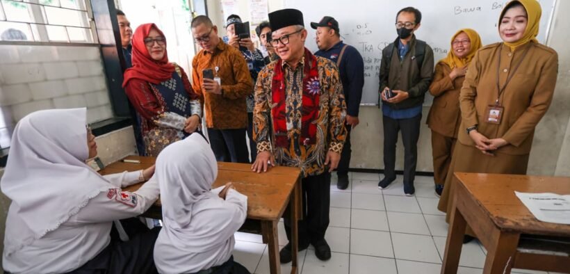 Mendikdasmen Pantau TKA di Surabaya, Siswa Antusias: Soal Relatif Mudah