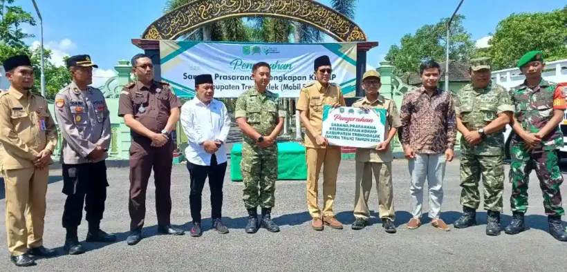 Pemkab Trenggalek bagikan 14 truk operasional untuk Koperasi Desa Merah Putih. Dorong ekonomi desa makin berkembang dan mandiri.