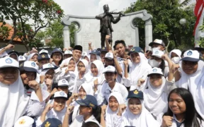 Pemkot Surabaya lewat Dinas Pendidikan (Dispendik) lagi kasih teguran keras: Siswa SMP dilarang keras bawa motor sendiri