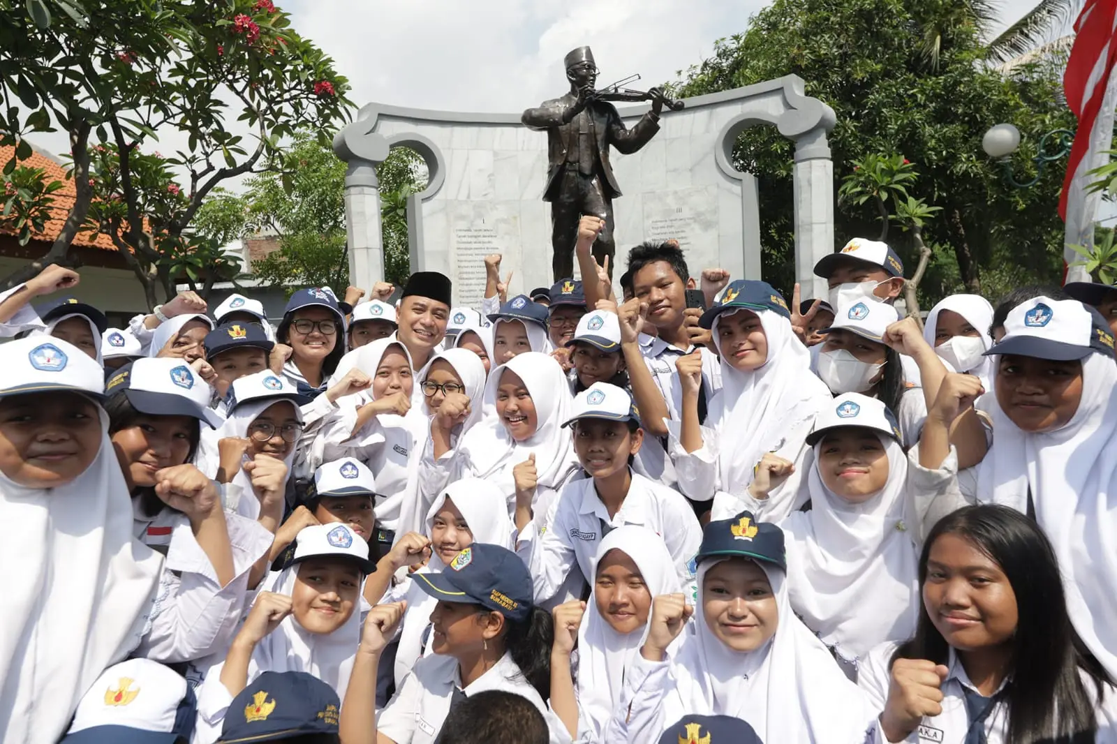 Pemkot Surabaya lewat Dinas Pendidikan (Dispendik) lagi kasih teguran keras: Siswa SMP dilarang keras bawa motor sendiri