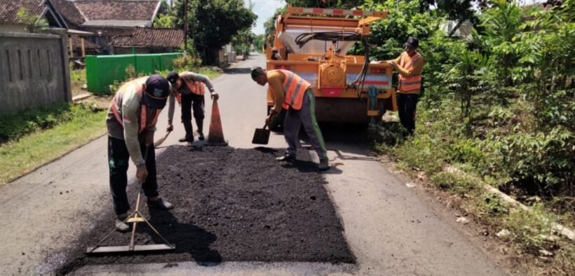 Dinas Pekerjaan Umum dan Penataan Ruang (DPUPR) setempat fokus menggarap ruas Jalan Patalan–Patokan dengan metode tambal sulam