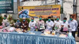 Kejari Situbondo Musnahkan Barang Bukti 74 Perkara