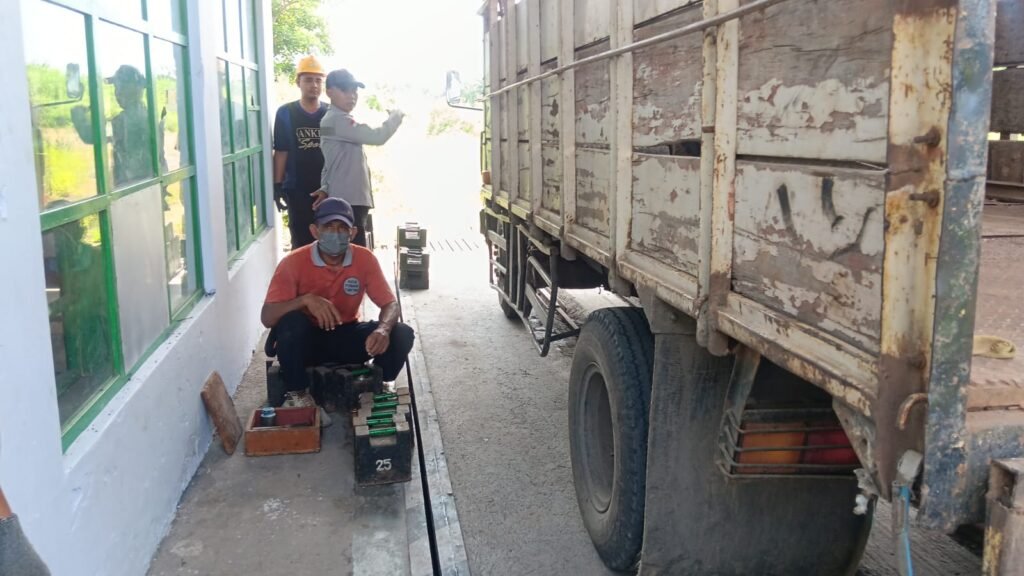 Diskoperindag Situbondo lakukan tera ulang alat ukur di PG Wringin Anom. Pastikan akurasi timbangan demi perlindungan konsumen dan pelaku usaha.