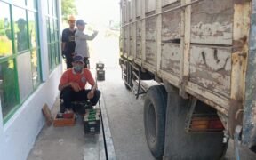 Diskoperindag Situbondo lakukan tera ulang alat ukur di PG Wringin Anom. Pastikan akurasi timbangan demi perlindungan konsumen dan pelaku usaha.