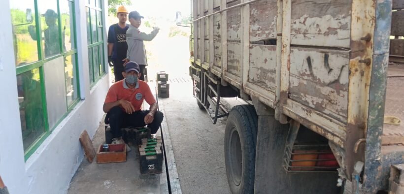 Diskoperindag Situbondo lakukan tera ulang alat ukur di PG Wringin Anom. Pastikan akurasi timbangan demi perlindungan konsumen dan pelaku usaha.