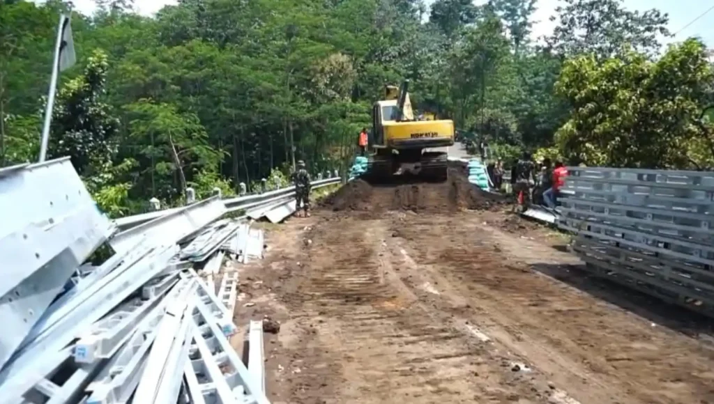 Akses Jembatan menuju wisata Air Terjun Madakaripura di Desa Negororejo, Kecamatan Lumbang, Kabupaten Probolinggo, segera kembali normal.