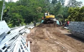Akses Jembatan menuju wisata Air Terjun Madakaripura di Desa Negororejo, Kecamatan Lumbang, Kabupaten Probolinggo, segera kembali normal.