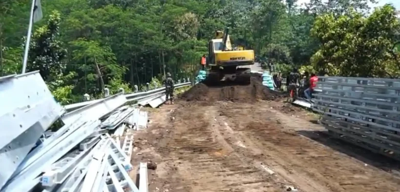 Akses Jembatan menuju wisata Air Terjun Madakaripura di Desa Negororejo, Kecamatan Lumbang, Kabupaten Probolinggo, segera kembali normal.