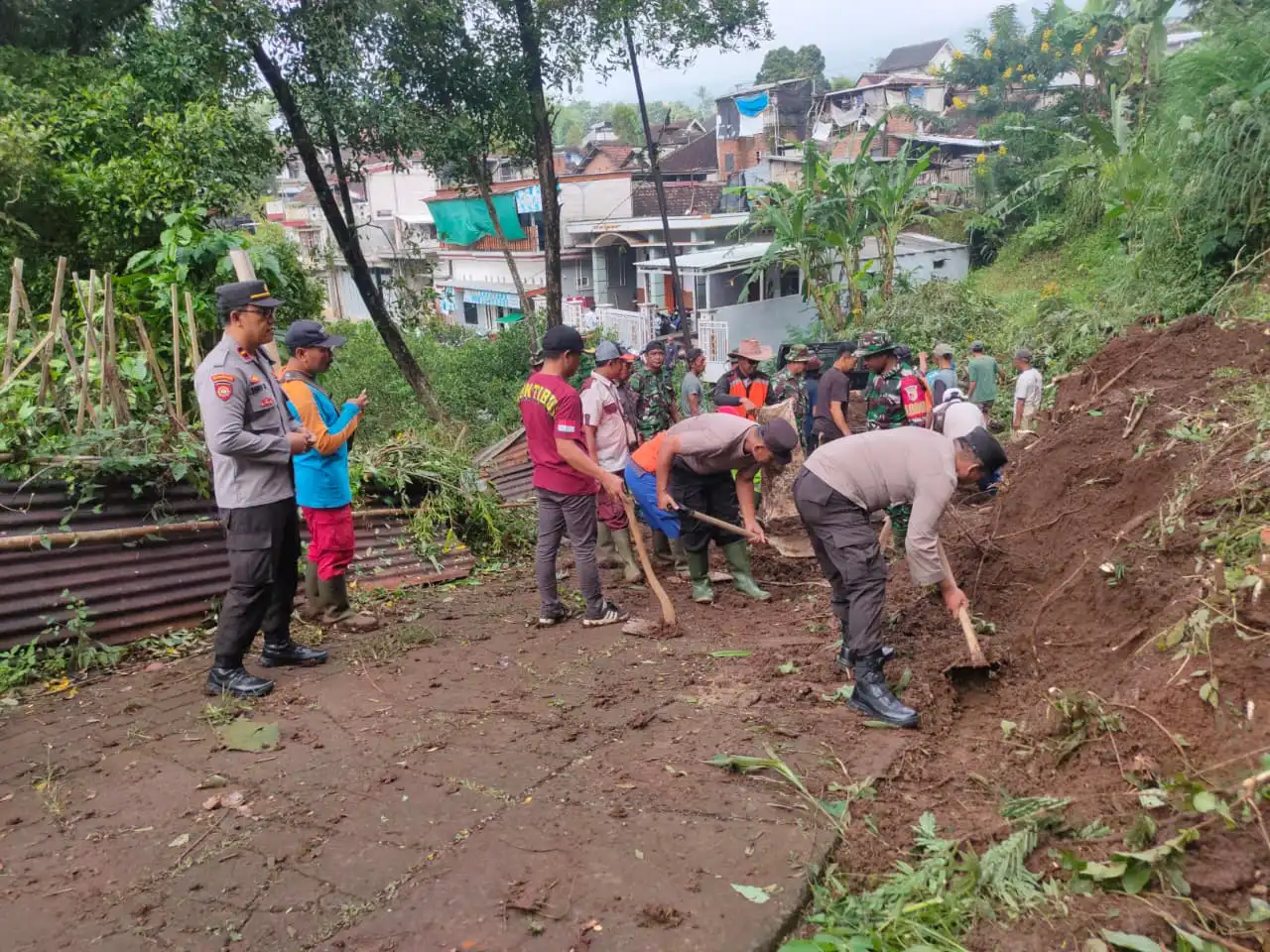 Akses jalan alternatif di Dusun Sengon, Desa Dalisodo, Kecamatan Wagir, sempat lumpuh total akibat longsor