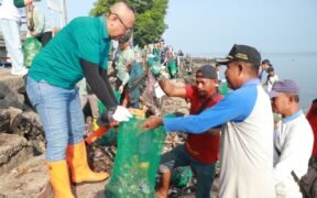 ratusan relawan di Pantai Desa Kalibuntu Bersama-sama turun langsung membersihkan sampah, hadapi krisis sampah yang kian mengkhawatirkan