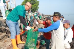 400 Relawan Bersihkan Pantai Kalibuntu: Angkut 2,1 Ton Sampah