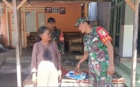 Aksi nyata yang dilakukan Babinsa Koramil 0823/04 Mangaran, Serda Abd. Rahman yang turun langsung ke warga untuk menyalurkan bantuan beras