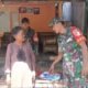 Aksi nyata yang dilakukan Babinsa Koramil 0823/04 Mangaran, Serda Abd. Rahman yang turun langsung ke warga untuk menyalurkan bantuan beras