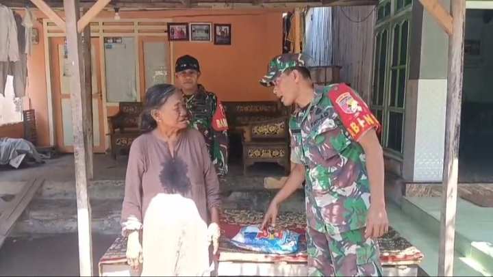 Aksi nyata yang dilakukan Babinsa Koramil 0823/04 Mangaran, Serda Abd. Rahman yang turun langsung ke warga untuk menyalurkan bantuan beras