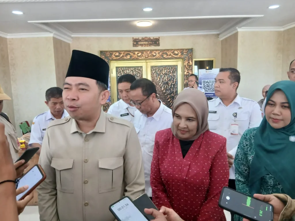 Peringati Hari Kartini: Bupati Jember, Gus Fawait, dan tokoh pendidikan nasional, Najelaa Shihab bersama lawan pernikahan dini di Jember.