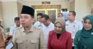 Peringati Hari Kartini: Bupati Jember, Gus Fawait, dan tokoh pendidikan nasional, Najelaa Shihab bersama lawan pernikahan dini di Jember.