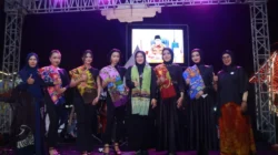 Semarak peringatan Hari Jadi Kabupaten Probolinggo (Harjakapro) ke-280 semakin terasa melalui gelaran fashion show batik lokal