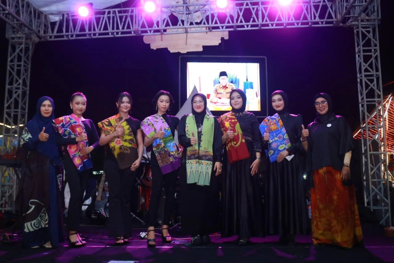 Semarak peringatan Hari Jadi Kabupaten Probolinggo (Harjakapro) ke-280 semakin terasa melalui gelaran fashion show batik lokal