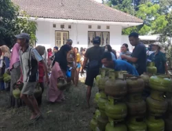 Operasi Pasar LPG 3 Kg di Jember Diserbu Warga