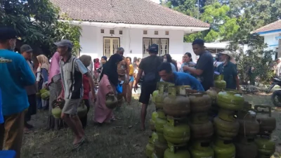 Operasi Pasar LPG 3 Kg di Jember Diserbu Warga