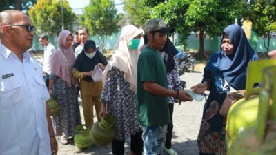 Antrean panjang warga terlihat di sejumlah titik operasi pasar LPG 3 Kg di Kabupaten Probolinggo, Rabu (22/4/2026).