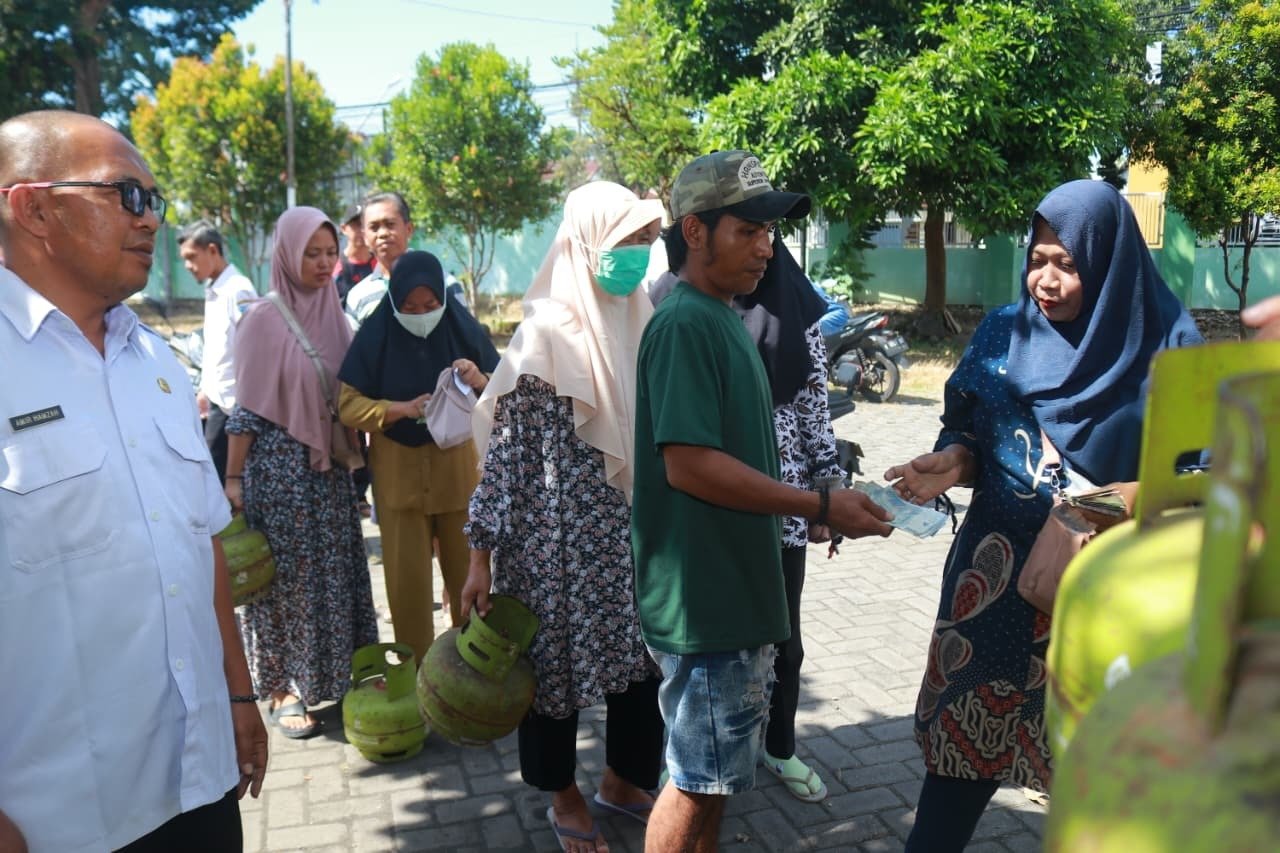 Antrean panjang warga terlihat di sejumlah titik operasi pasar LPG 3 Kg di Kabupaten Probolinggo, Rabu (22/4/2026).