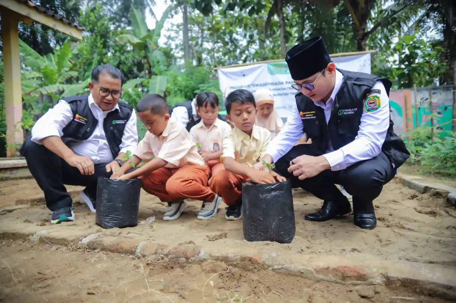 Para siswa trenggalek diajak turun langsung ke “dunia pertanian” lewat program swasembada pangan berbasis sekolah.