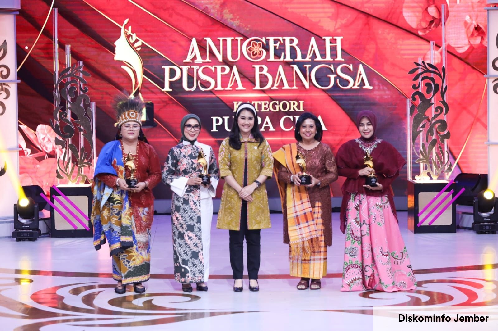 Di balik sepekan penuh penghargaan, Jember mencuri perhatian lewat pelayanan publik humanis, hingga pemberdayaan perempuan