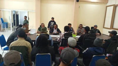 Warga Gimbo Kota Batu menuntut penghentian proyek sumur bor PT Esa Swardhana Thani karena kompensasi debit air belum direalisasikan.