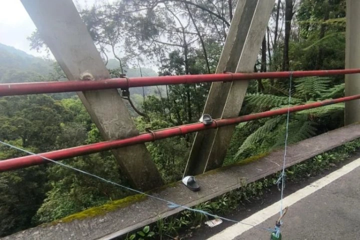 Mawar Hitam di Jembatan Cangar: Ada Apa di Balik Tragedi Beruntun Ini?